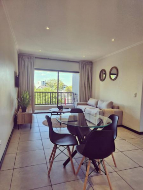 Bright & Airy Lonehill Apartment
